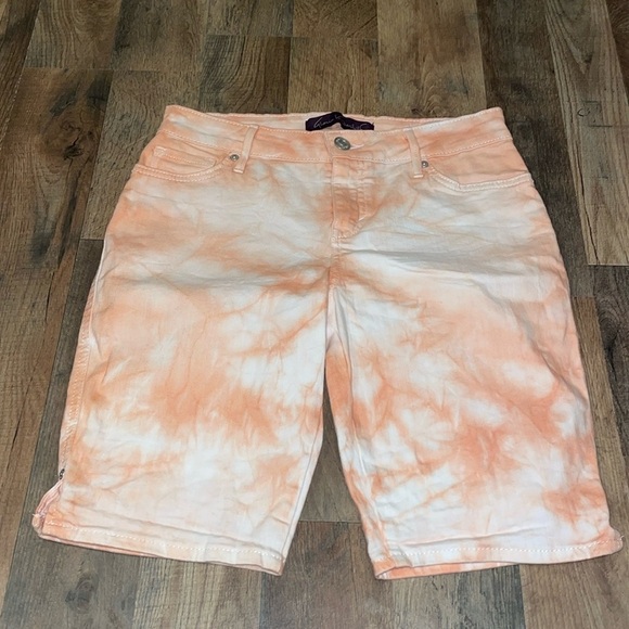 Gloria Vanderbilt Bermuda Jean Shorts.  Size 6P.  Tie dye. - Picture 1 of 9